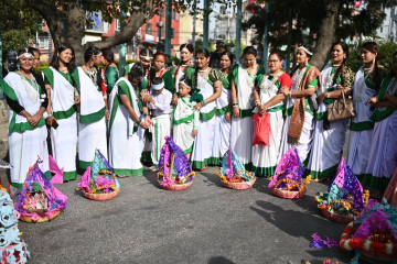 थारु समुदायले काठमाडौंमा यसरी मनाए सामा चकेवा (फोटो फिचर)